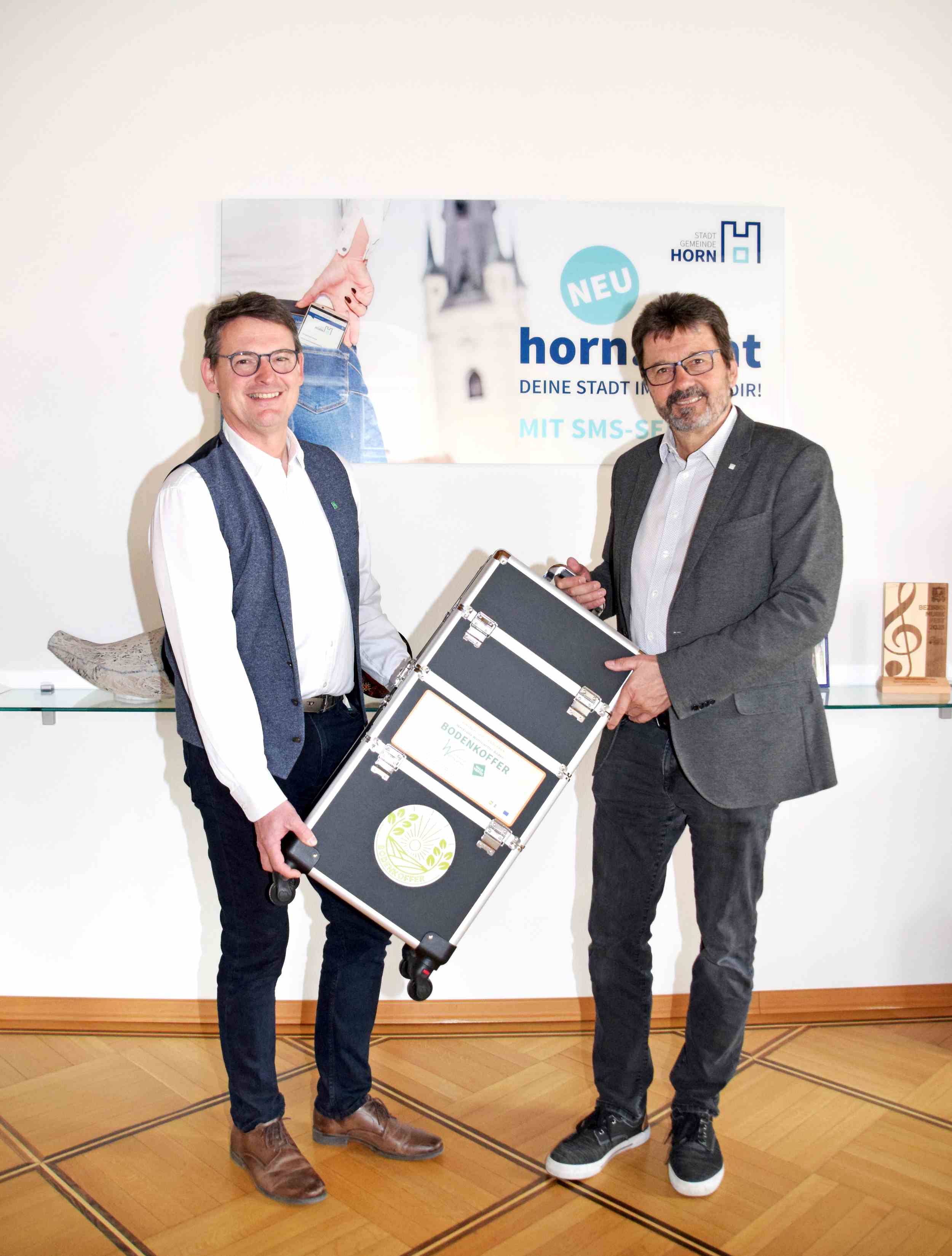 LAabg. Franz Linsbauer (l.) übergibt den Bodenkoffer an Bgm. Gerhard Lentschig im Stadtamt und freut sich über das Interesse des Gemeindechefs. 